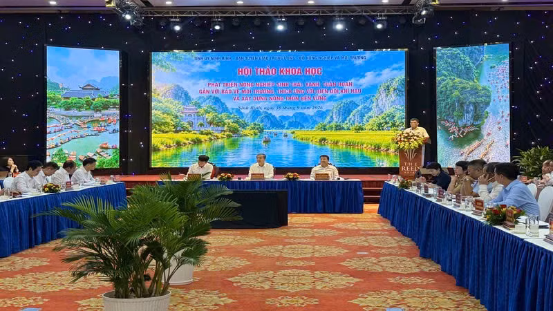Quang cảnh hội thảo khoa học “Phát triển nông nghiệp sinh thái, xanh, tuần hoàn gắn với bảo vệ môi trường, thích ứng với biến đổi khí hậu và phát triển nông thôn bền vững”. (Ảnh: TIẾN ANH)