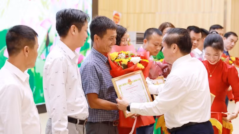 Lãnh đạo tỉnh Lai Châu tặng bằng khen cho các cá nhân có nhiều đóng góp cho sự phát triển của tỉnh.