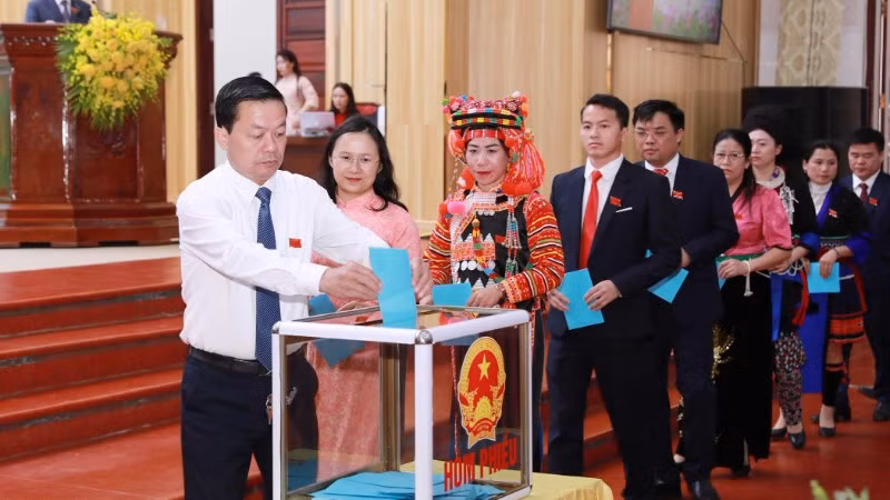 Các đại biểu bỏ phiếu bầu các chức danh Hội đồng khóa mới.