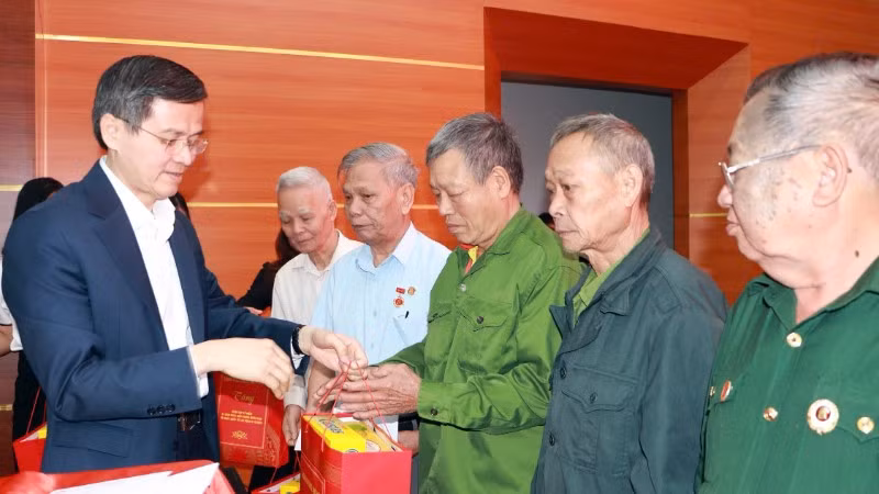 Đồng chí Đoàn Minh Huấn trao quà của Đảng, Nhà nước cho các gia đình chính sách ở Lai Châu.