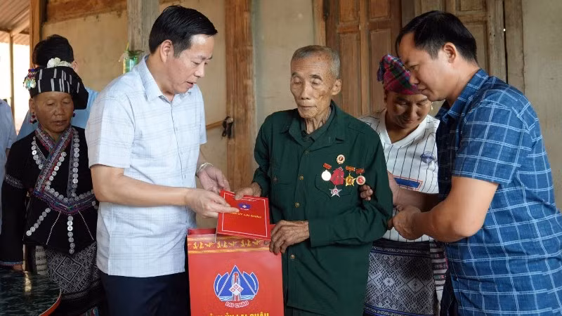 Chủ tịch tỉnh Lai Châu thăm, tặng quà các gia đình chính sách ở xã Nậm Tăm.
