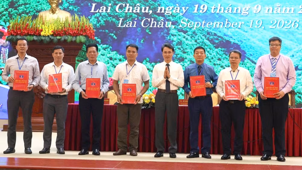 Lãnh đạo tỉnh Lai Châu trao biên bản ghi nhớ hợp tác với các đơn vị, nhà đầu tư và cá nhân trong nghiên cứu, trồng và phát triển Sâm Lai Châu. 