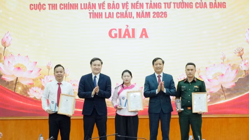 Ban tổ chức trao giải cho các tác giả đoạt giải A của cuộc thi.