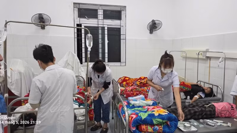 Các y, bác sĩ Bệnh viện đa khoa Sìn Hồ cứu chữa cho các em học sinh có biểu hiện nghi ngộ độc nặng.