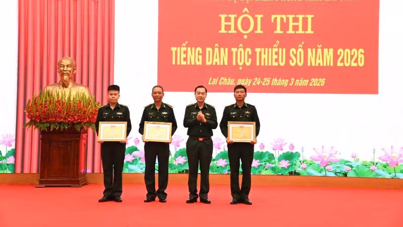 Lãnh đạo Ban Chỉ huy Bộ đội Biên phòng Lai Châu trao chứng nhận cho các tập thể tiêu biểu.