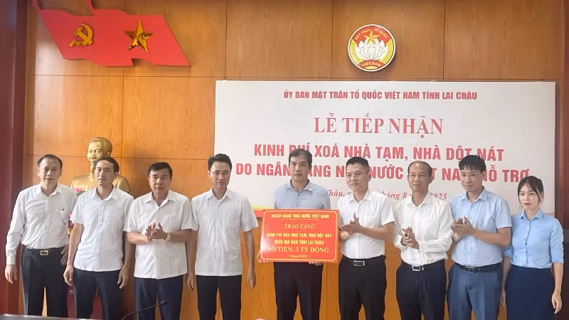 Đại diện lãnh đạo Ngân hàng Nhà nước Chi nhánh Khu vực 3 trao hỗ trợ cho tỉnh Lai Châu.
