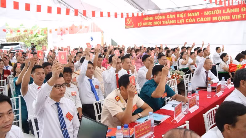 Đại biểu xã Nậm Mạ biểu quyết thông qua Nghị quyết Đại hội xã nhiệm kỳ 2025-2030 .