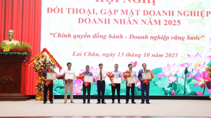 Tặng Bằng khen cho các tập thể có nhiều đóng góp cho sự phát triển chung của Lai Châu.