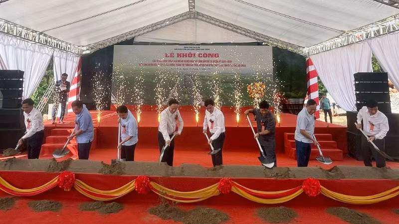 Lãnh đạo tỉnh Lai Châu thực hiện nghi thức khởi công dự án.