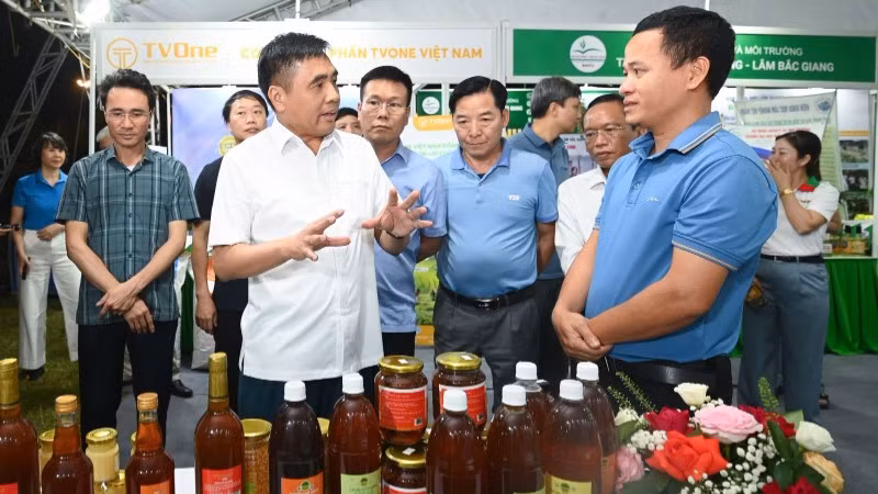 Các đại biểu dự hội nghị tham quan các gian hàng sản phẩm OCOP của Lai Châu.