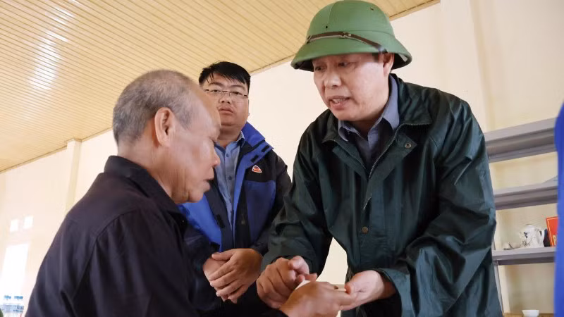 Chủ tịch tỉnh Lai Châu thăm động viên gia đình người dân bị thiệt hại do lũ.