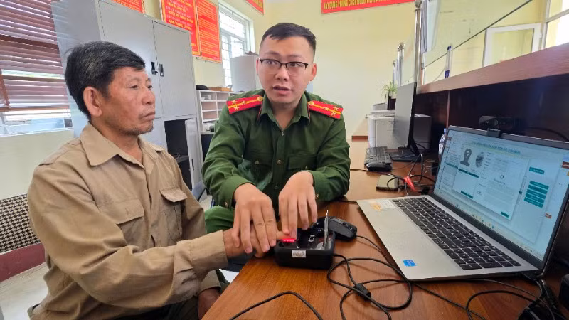 Hỗ trợ thân nhân liệt sĩ thực hiện các thủ tục số hóa thông tin, bảo đảm dữ liệu chính xác cho việc đối sánh ADN xác định danh tính.