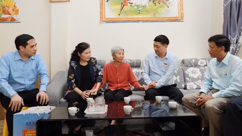 Phó Chủ tịch Quốc hội Vũ Hồng Thanh cùng đoàn công tác thăm hỏi, động viên các gia đình chính sách tại Lai Châu.