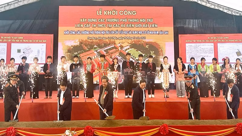 Bộ trưởng Giáo dục và Đào tạo cùng lãnh đạo tỉnh Lai Châu thực hiện nghi thức lễ khởi công.