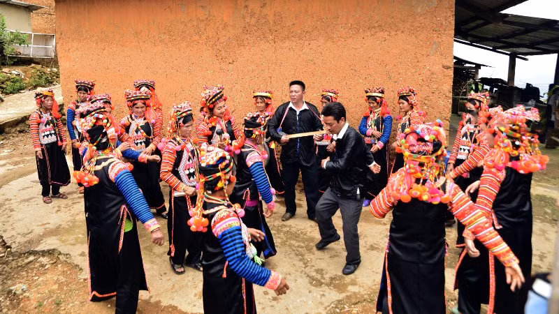 Chỉ với một không gian sinh hoạt cộng đồng, đồng bào Hà Nhì đã có thể diễn xướng những làn điệu dân ca, dân vũ truyền thống của dân tộc mình.