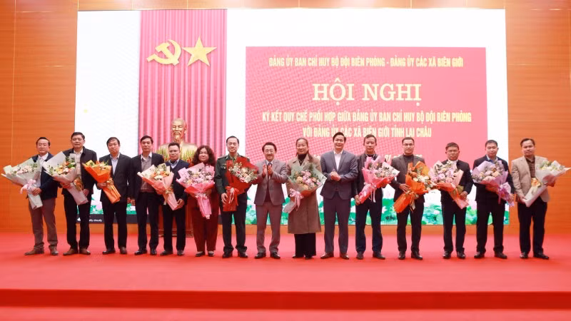 Lãnh đạo tỉnh Lai Châu tặng hoa chúc mừng đại diện Đảng ủy 11 xã biên giới và Đảng ủy Ban Chỉ huy Bộ đội Biên phòng.