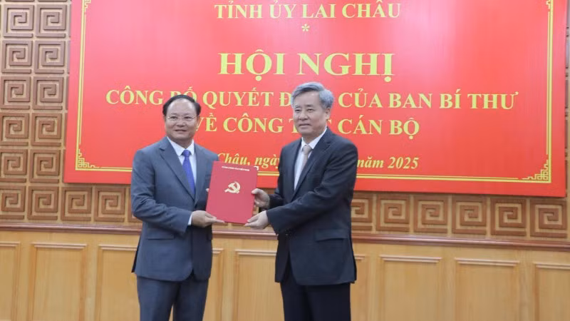 Đại diện Ban Tổ chức Trung ương trao quyết định cho đồng chí Lê Minh Ngân.