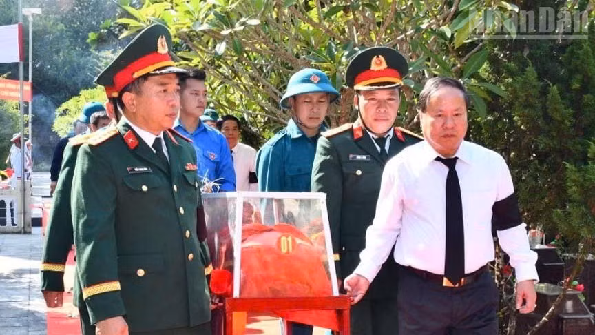 Các đại biểu di chuyển hài cốt các liệt sĩ đến khu vực an táng.