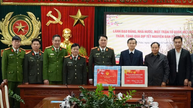 Đồng chí Đoàn Minh Huấn và đoàn công tác thăm tặng quà và chúc Tết tại Công an tỉnh Lai Châu.