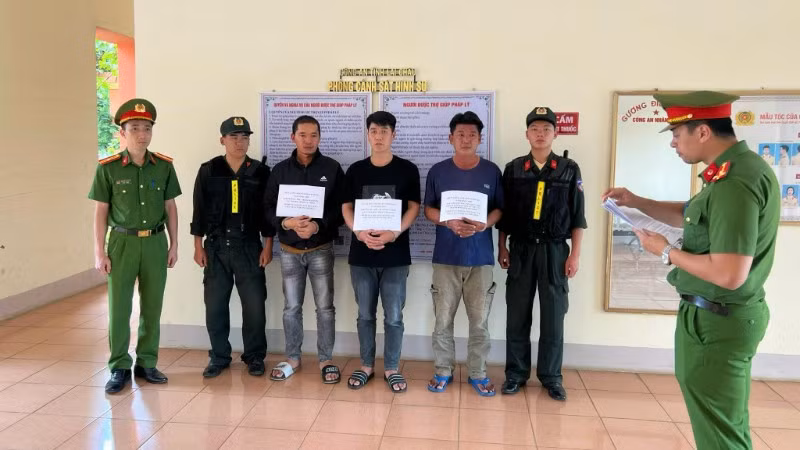 Ba trong số các đối tượng của vụ án tại cơ quan điều tra.
