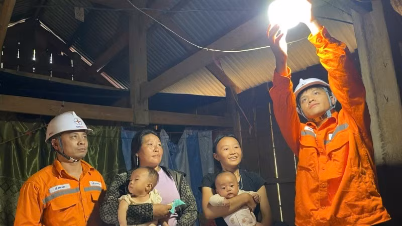 Điện về bản Huổi Lính xã Mường Mô, đây là bản cuối cùng của tỉnh Lai Châu có điện lưới quốc gia.