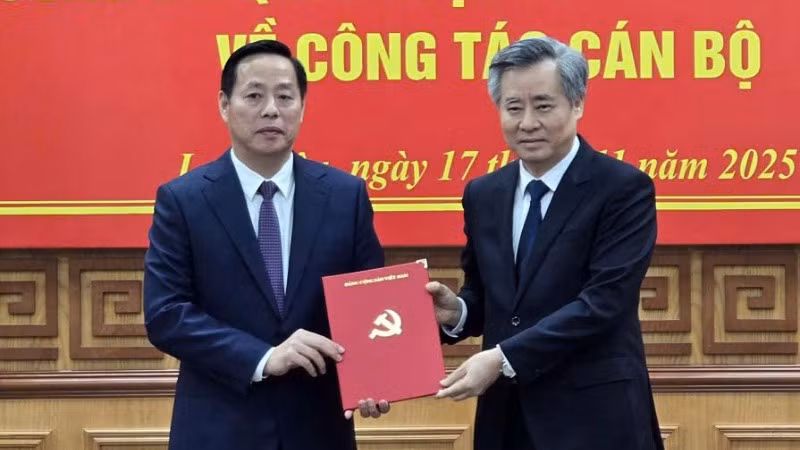 Đồng chí Nguyễn Quang Dương, Phó Trưởng ban Tổ chức Trung ương trao quyết định cho đồng chí Hà Quang Trung.