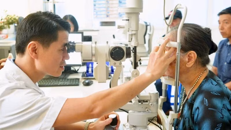 Các bác sĩ Bệnh viện đa khoa tỉnh Lai Châu khám và mổ mắt miễn phí cho người có công. 
