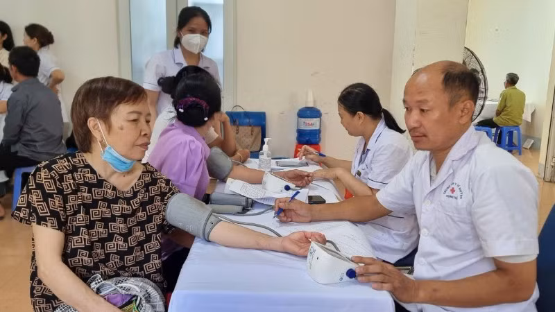 Bác sĩ Bệnh viện đa khoa Phong Thổ khám sức khỏe miễn phí cho người dân sáng 2/6.