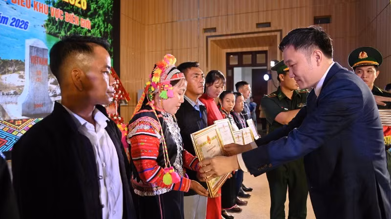 Lãnh đạo tỉnh Lai Châu trao Bằng khen cho các Trưởng bản, người có uy tín có thành tích xuất sắc trong Cuộc vận động “Toàn dân đoàn kết xây dựng nông thôn mới, đô thị văn minh”.