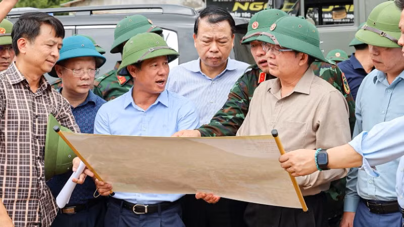 Phó Thủ tướng Hồ Quốc Dũng cùng đoàn công tác kiểm tra tại hiện trường vụ lũ quét tại xã Mường Than.