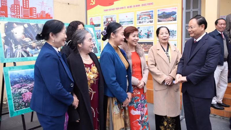 Bí thư Tỉnh ủy Lai Châu cùng cử tri Tổ 19 phường Tân Phong trước khi buổi bỏ phiếu diễn ra.