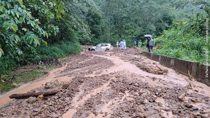 Sạt lở trên tỉnh lộ 135 địa phận phường Tân Phong. (Ảnh do người dân địa phương cung cấp)