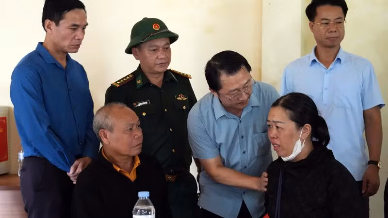 Phó Bí thư Tỉnh ủy Lai Châu thăm, động viên các gia đình bị thiệt hại bởi mưa lũ ở Mường Than.