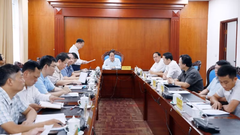 Các đại biểu tham dự buổi họp nhằm tháo gỡ khó khăn trong quá trình triển khai các dự án trường liên cấp.