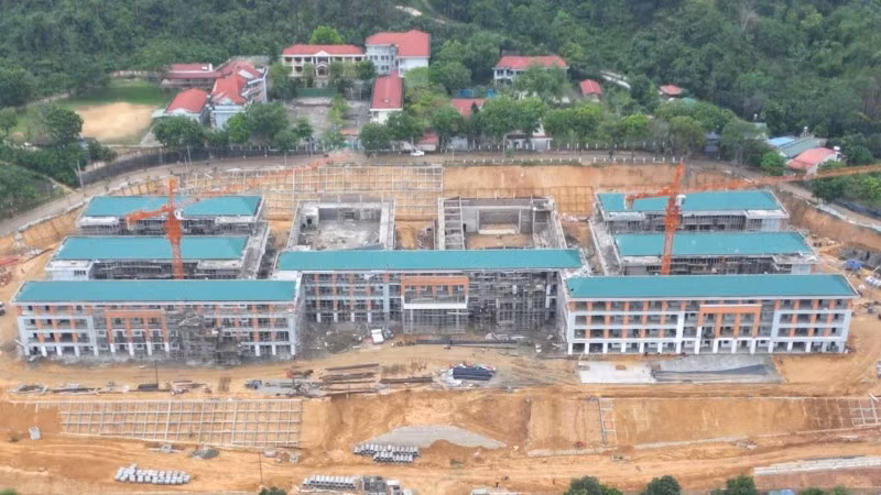 Toàn cảnh công trường đang được gấp rút hoàn thiện sau kỳ nghỉ lễ 30/4-1/5.