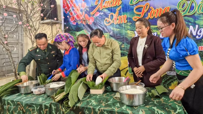 Bí thư Tỉnh ủy Lai Châu gói bánh chưng cùng bà con nhân dân xã biên giới Khổng Lào trong chương trình "Xuân Biên phòng ấm lòng dân bản năm 2026".