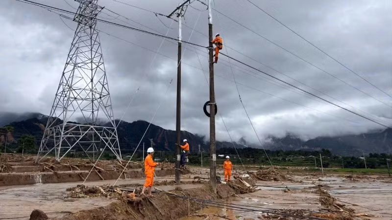Công nhân Công ty Điện lực Lai Châu nỗ lực khắc phục sự cố cấp điện trở lại cho người dân vùng lũ.