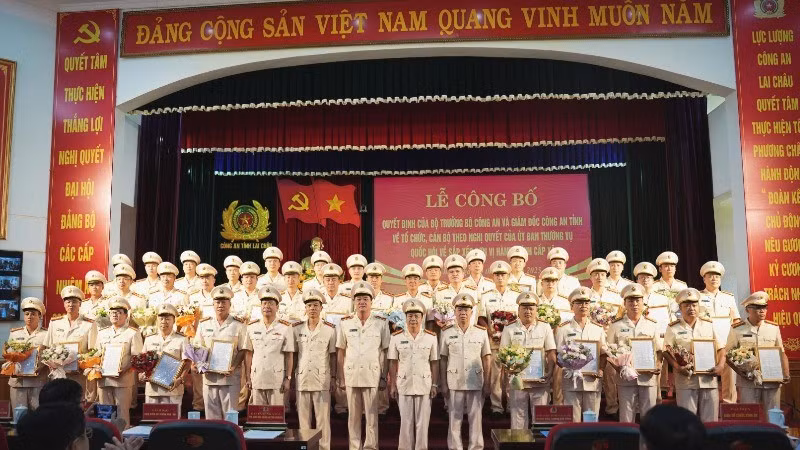 Ban Giám đốc Công an Lai Châu trao quyết định và tặng hoa chúc mừng các đồng chí lãnh đạo công an cấp xã, phường.