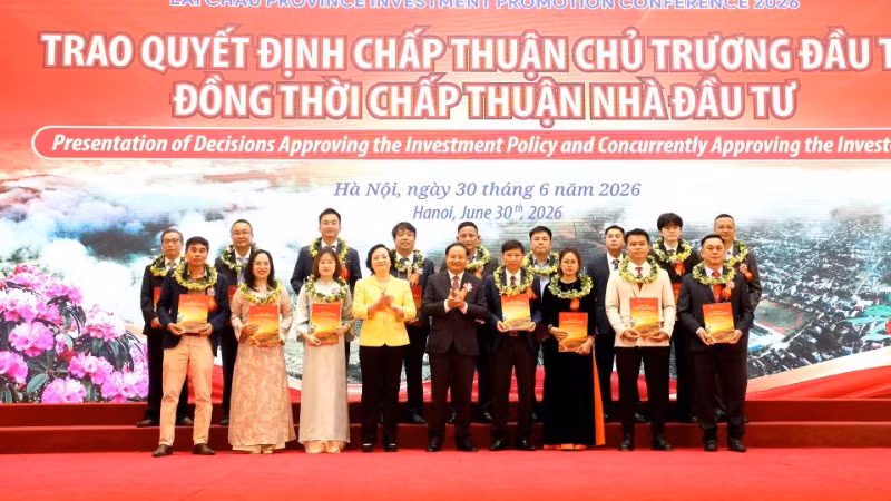 Phó Thủ tướng Chính phủ và Bí thư Tỉnh ủy Lai Châu trao Quyết định chấp thuận chủ trương đầu tư cho các doanh nghiệp, nhà đầu tư.