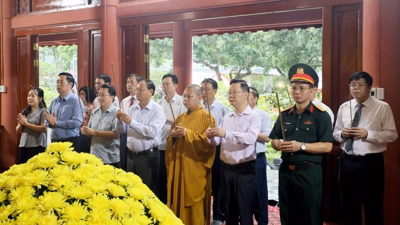 Lãnh đạo tỉnh Lai Châu dâng hương tại phòng thờ Bác Hồ, Nghĩa trang Liệt sĩ tỉnh.