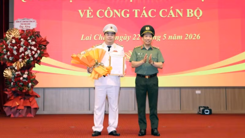 Ủy viên Trung ương Đảng, Thứ trưởng Công an Lê Văn Tuyến trao quyết định và tặng hoa chúc tân Giám đốc Công an Lai Châu.