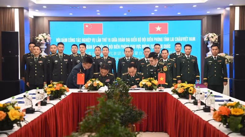 Đại diện hai bên ký Biên bản ghi nhớ.