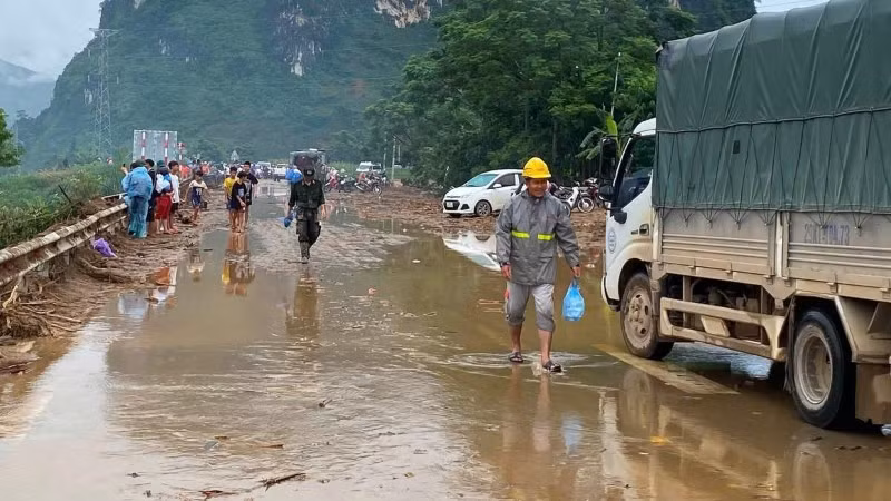 Sau hơn 2 ngày nỗ lực khắc phục hậu quả mưa lũ, các phương tiện có tải trọng dưới 3,5 tấn đã được lưu thông qua đoạn Km354 Quốc lộ 32.