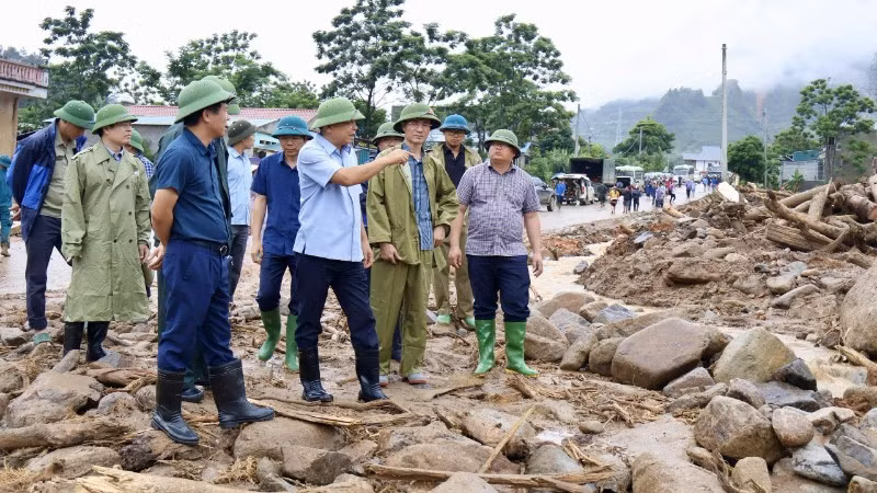 Lãnh đạo Bộ Nông nghiệp và Môi trường cùng lãnh đạo tỉnh Lai Châu kiểm tra tình hình khắc phục hậu quả mưa lũ ở xã Mường Than.