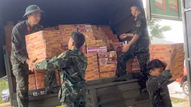 Nhu yếu phẩm do Quân khu II hỗ trợ người dân vùng lũ Mường Than.