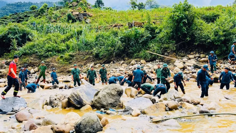 Lực lượng cứu hộ địa phương tổ chức tìm kiếm nạn nhân.