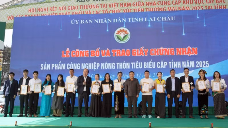 Trao chứng nhận sản phẩm công nghiệp nông thôn tiêu biểu cấp tỉnh năm 2025 tại buổi khai mạc.