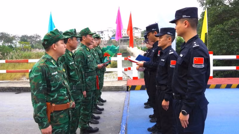 Hai bên gặp nhau tại vạch phân định Cầu hữu nghị biên giới Việt-Trung, Cửa khẩu Ma Lù Thàng-Kim Thủy Hà.