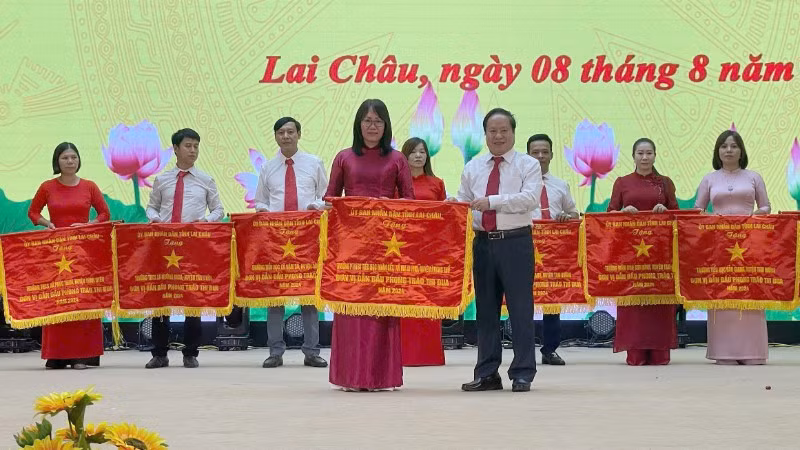 Lãnh đạo tỉnh Lai Châu trao cho các đơn vị dẫn đầu phong trào thi đua.