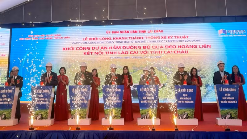 Thực hiện nghi thức bấm nút khởi công Dự án hầm đường bộ qua đèo Hoàng Liên.